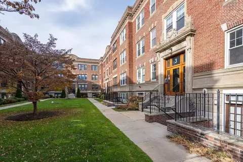 3 Greenway Ct #1, Brookline, MA 02446