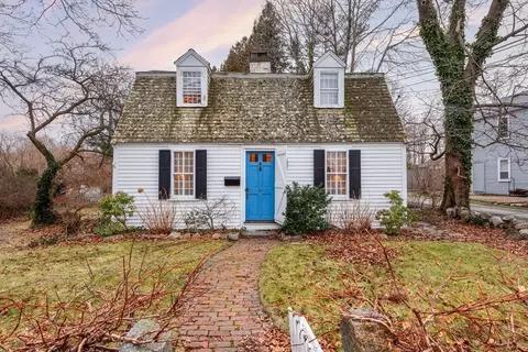 38 Mount Pleasant St, Rockport, MA 01966