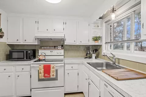 606 Village Dr #606, Bourne, MA 02532