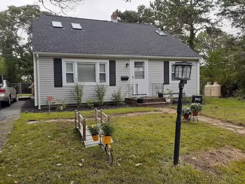 123 Homestead Ln, Falmouth, MA 02536