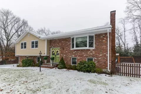 10 Squire Ct, Walpole, MA 02032