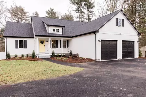 570 Elm St E, Raynham, MA 02767 photo 2