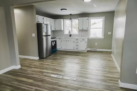 11 Champlain Ave, Springfield, MA 01151 photo 4