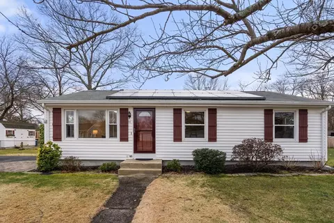 44 Barberry Dr, Seekonk, MA 02771