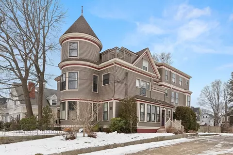 254 Lafayette St #1R, Salem, MA 01970