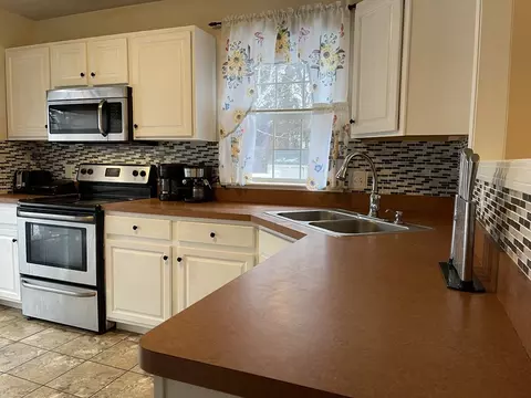 36 W Bay Path Ter, Springfield, MA 01109 photo 6