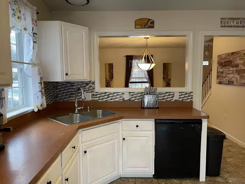 36 W Bay Path Ter, Springfield, MA 01109 photo 4