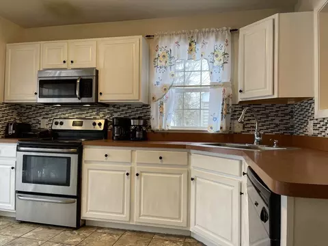 36 W Bay Path Ter, Springfield, MA 01109 photo 3
