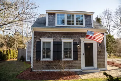28 Old Church St, Yarmouth, MA 02675