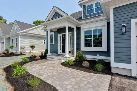 1 Damon Rd #11, Medfield, MA 02052
