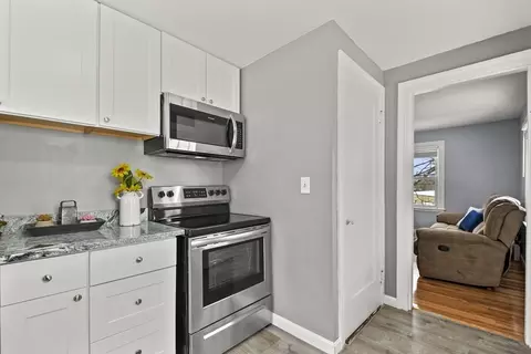 19 Ives St, Worcester, MA 01603 photo 3