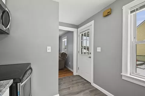 19 Ives St, Worcester, MA 01603 photo 4