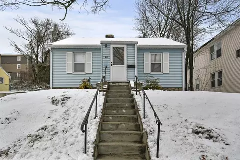 19 Ives St, Worcester, MA 01603 photo 2