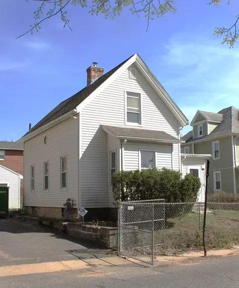 23 Foster St, Springfield, MA 01105