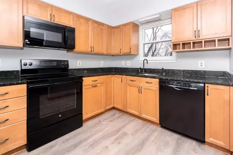 186 Charles St #4, Waltham, MA 02453