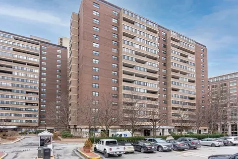 2 Hawthorne Pl #2A, Boston, MA 02114