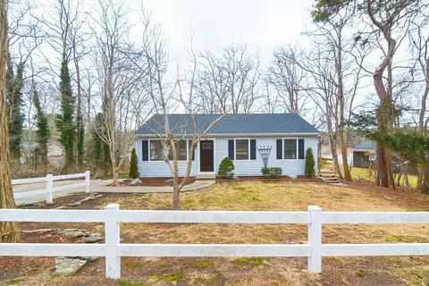 26 Veronica Ln, Falmouth, MA 02536