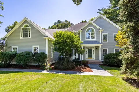 4 Lexington Cir, Bedford, MA 01730