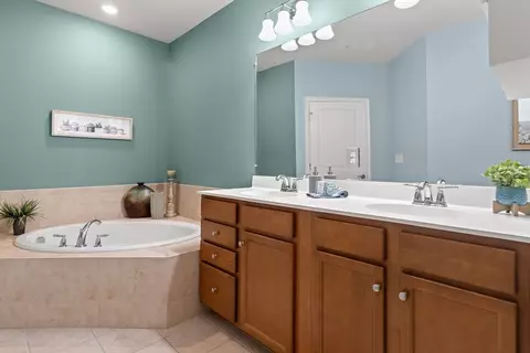 Bath - 75 Augustus Ct #3008, Reading, MA 01867 photo 1 of 4