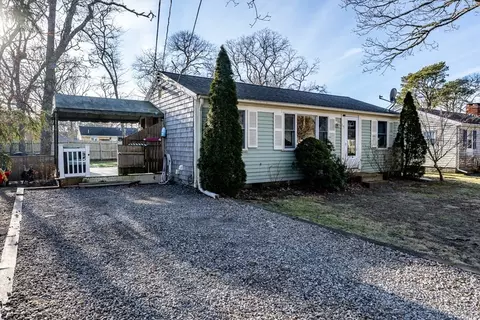 15 Circuit Rd E, Yarmouth, MA 02673
