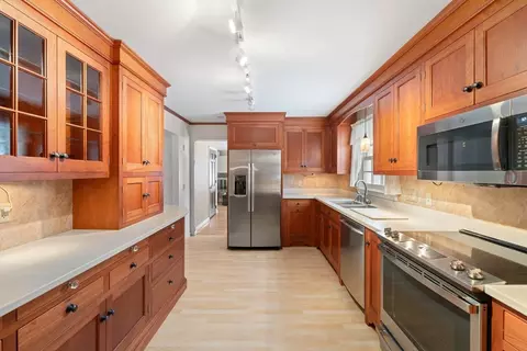 15 Country Hill Rd, Sturbridge, MA 01566