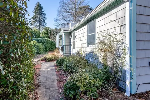 26 Lakeside Dr, Barnstable, MA 02648