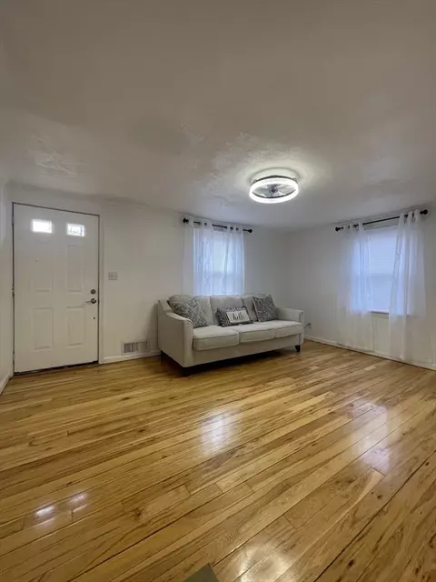 81 Pemaquid St, Springfield, MA 01151 photo 4