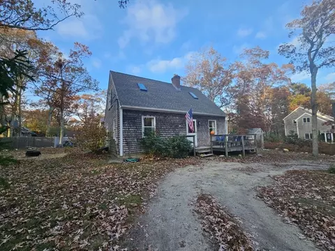 20 Leonard Cir, Tisbury, MA 02568