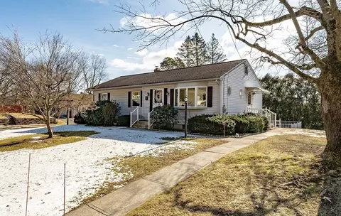 17 Holy Cross Cir, East Longmeadow, MA 01028