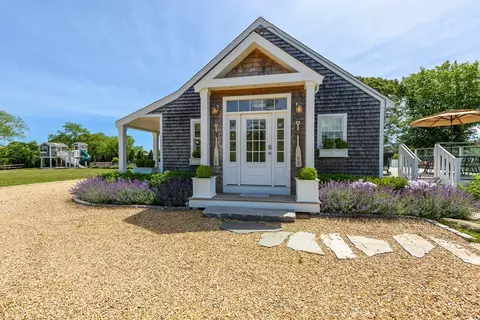 4 Elisha Ln, Oak Bluffs, MA 02557