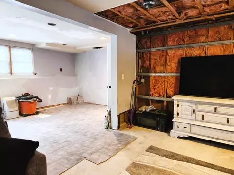 Living - 204 Lower Gore Rd, Webster, MA 01570 photo 2 of 3