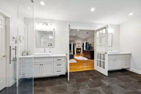 Bath - 7 Devonshire Rd, Middleton, MA 01949 photo 4 of 5