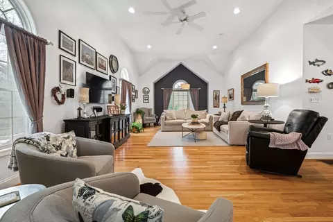 Living - 7 Devonshire Rd, Middleton, MA 01949 photo 4 of 13