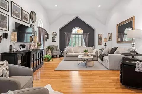 Living - 7 Devonshire Rd, Middleton, MA 01949 photo 5 of 13