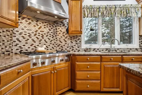 Kitchen - 7 Devonshire Rd, Middleton, MA 01949 photo 4 of 5