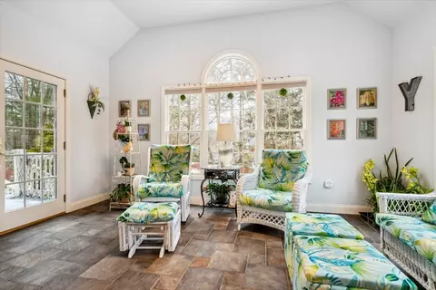 Living - 7 Devonshire Rd, Middleton, MA 01949 photo 11 of 13