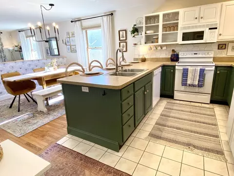 65 Hatfield St #B, Northampton, MA 01060