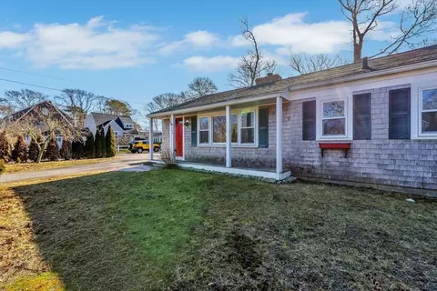 Exterior - 185 Gosnold St, Barnstable, MA 02601 photo 2 of 8