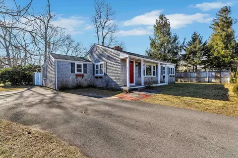 185 Gosnold St, Barnstable, MA 02601