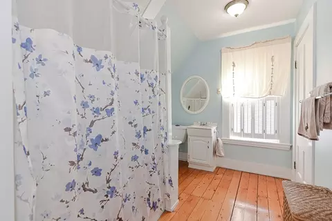 Bath - 541 Washington St, Gloucester, MA 01930 photo 2 of 6