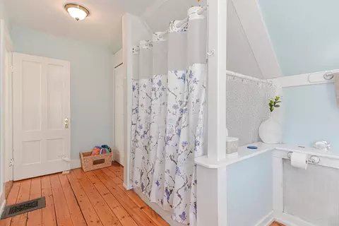 Bath - 541 Washington St, Gloucester, MA 01930 photo 5 of 6