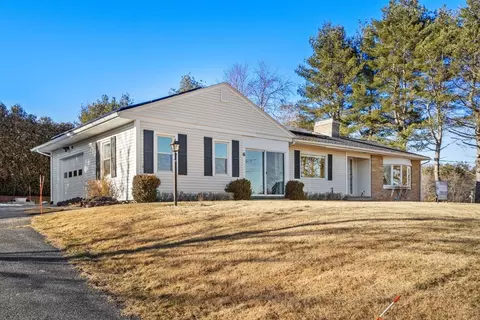 6 Wallace Rd, Sturbridge, MA 01566