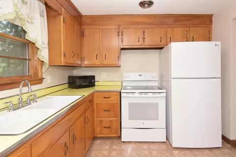 Kitchen - 95 Ashcroft St, Dedham, MA 02026 photo 5 of 6