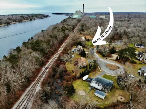 24 Regency Dr, Bourne, MA 02561