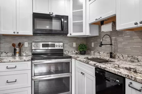 Kitchen - 34 Bayview Ter #10, Danvers, MA 01923 photo 5 of 7