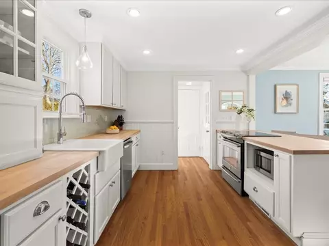 Kitchen - 25 Pickwick Rd, Marblehead, MA 01945 photo 3 of 6
