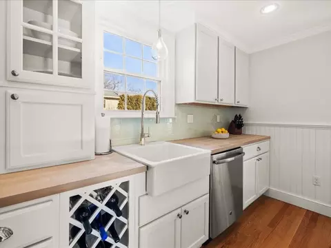 Kitchen - 25 Pickwick Rd, Marblehead, MA 01945 photo 4 of 6