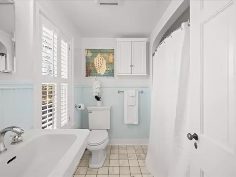 Bath - 25 Pickwick Rd, Marblehead, MA 01945 photo 3 of 3