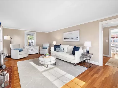 Living - 25 Pickwick Rd, Marblehead, MA 01945 photo 2 of 4