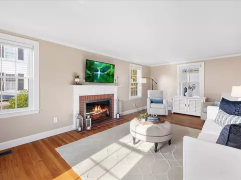 Living - 25 Pickwick Rd, Marblehead, MA 01945 photo 4 of 4